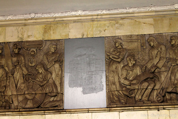 Где в московском метро увековечена память о Сталине?