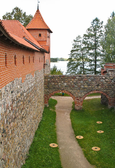 Замок Тракай. Фото Тракай, Литва. Trakai castle photos. Туры в Прибалтику на майские