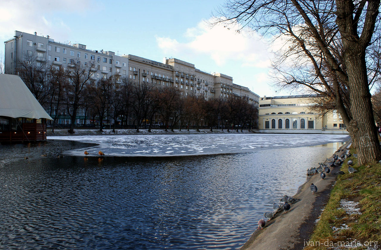 Патриаршие пруды в москве зимой